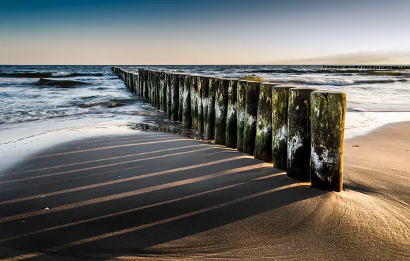Картинка песок, пляж, океан, утро, деревянные сваи