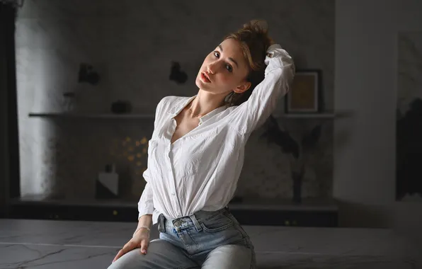 Картинка девушка, model, jeans, brunette, sitting, white shirt, on table, women indoors