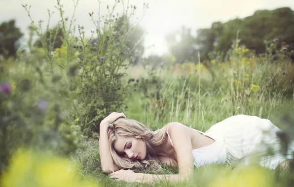 Лето, трава, девушка, блондинка, лежит, белое платье