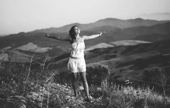 Картинка девушка, горы, улыбка, ветер, ноги, волосы, долина, белое платье