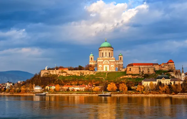 Осень, небо, облака, деревья, река, стены, берег, дома