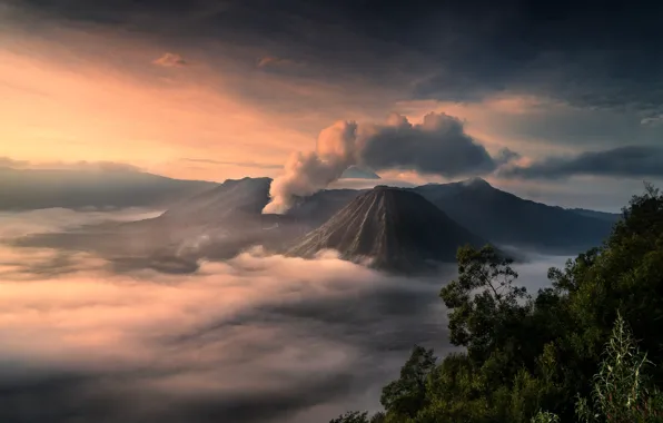 Картинка свет, туман, пепел, дым, остров, утро, Индонезия, Бромо