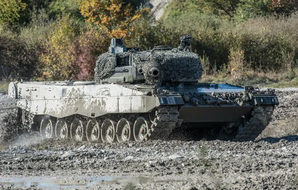 Картинка поле, грязь, дуло, танк, боевой, Leopard 2, маневры