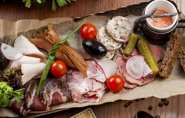 Мясо, помидор, соус, маслины, ассорти