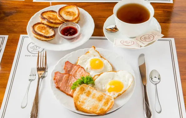 Картинка чай, завтрак, яичница, джем, бекон, оладьи