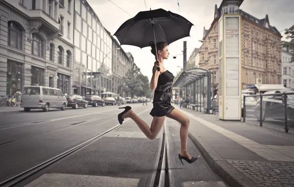 Картинка девушка, машины, город, прыжок, здания, рельсы, зонт, остановка