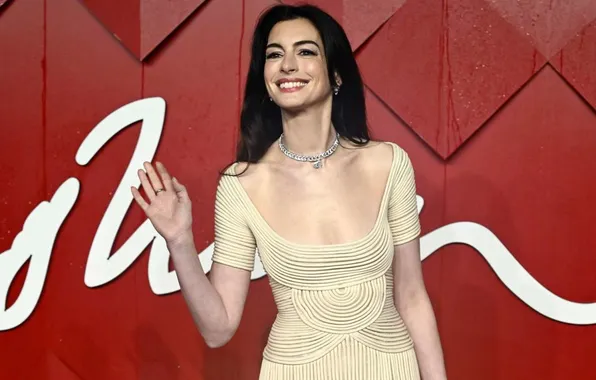 Улыбка, платье, актриса, брюнетка, декольте, красивая, Anne Hathaway, Энн Хэтэуэй