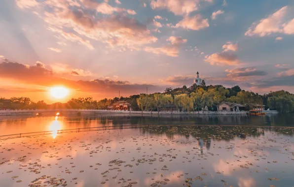 Солнце, облака, закат, рассвет, берег, здания, домики, водоем