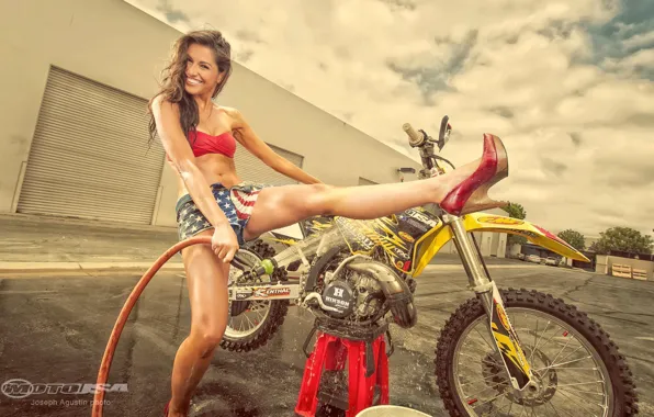 Взгляд, улыбка, мойка, Эротика, на улице, стоит над мотоциклом Suzuki RM250 Project Bike, девушка Raquel