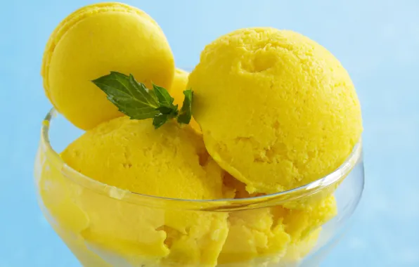Мороженое, голубой фон, жёлтое