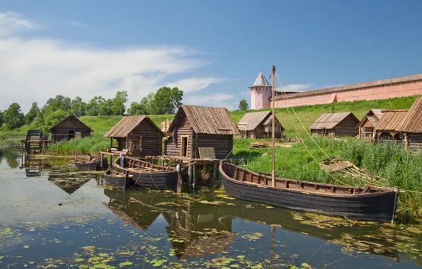 Картинка река, обои, башня, дома, лодки, кремль, wallpaper, деревянные