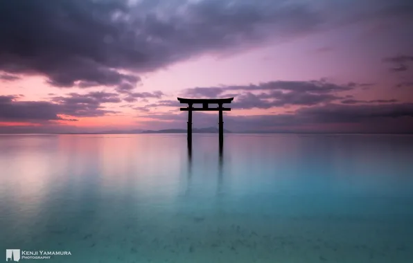 Картинка небо, облака, озеро, красота, Japan, photographer, тории, Kenji Yamamura