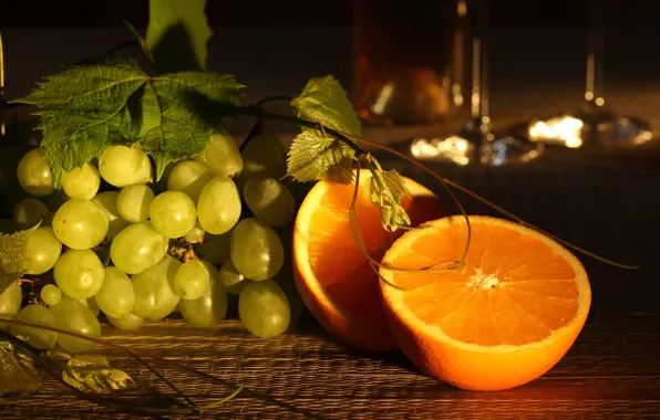 Картинка листья, стол, апельсины, виноград, полумрак, боке