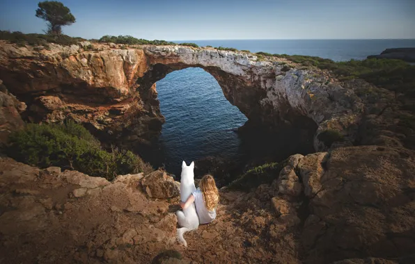 Картинка море, мост, природа, собака, девочка, арка, Испания, друзья