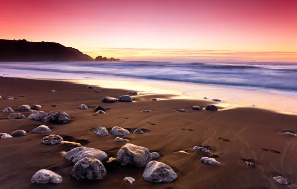 Картинка песок, закат, следы, скала, камни, океан, берег