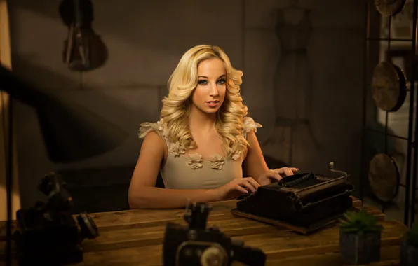 Губки, локоны, пишущая машинка, Claudia Fisher