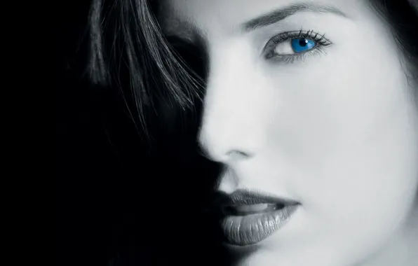 Картинка девушка, лицо, темный фон, губы, синие глаза