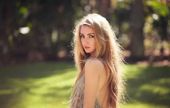 Картинка взгляд, девушка, природа, поза, волосы, блондинка