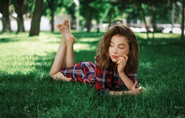 Картинка grass, trees, barefoot, model, brunette, glasses, Valeria, women outdoors