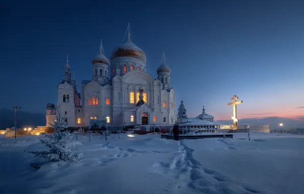 Картинка зима, снег, закат, следы, крест, храм, Россия, купола