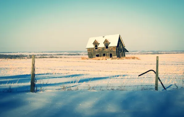 Картинка зима, солнце, снег, дом, забор, тени, ферма