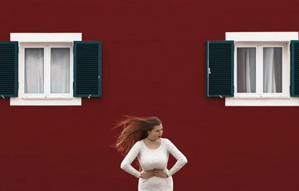 Картинка девушка, лицо, фон, ветер, волосы, окна, платье