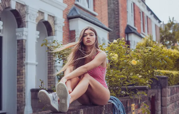 Картинка long hair, model, women, blonde, sitting, bent legs, looking at viewer, Women Outdoors