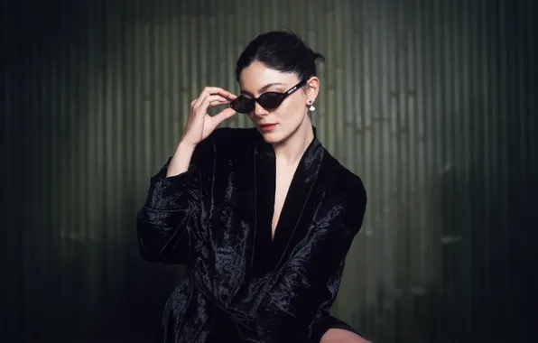 Взгляд, поза, актриса, брюнетка, очки, Monica Barbaro, Моника Барбаро