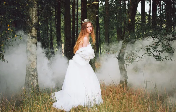 Лес, девушка, деревья, волосы, дым, корона, белое платье, прямой взгляд
