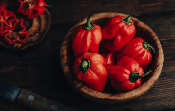 Красный, темный фон, стол, доски, нож, перец, миска, болгарский