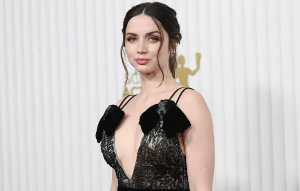Улыбка, платье, актриса, брюнетка, декольте, красотка, Ana de Armas, Ана де Армас