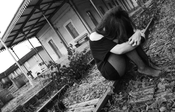 Картинка sadness, grey sky, train station, black&ampamp;white, black clothes, black tights, sad girl