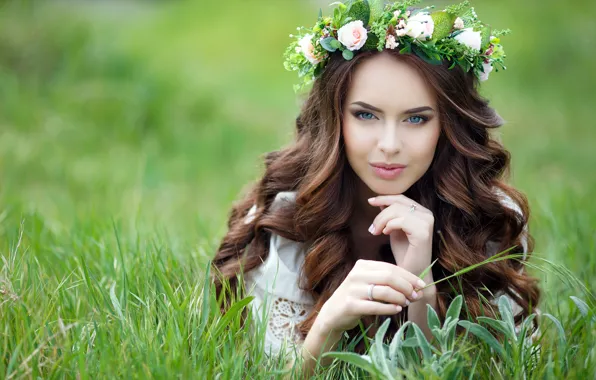Зелень, поле, лето, цветы, макияж, прическа, лежит, шатенка