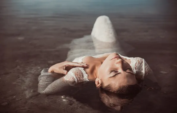 Вода, девушка, поза, лежит, плечи, в белом, водоем, в воде