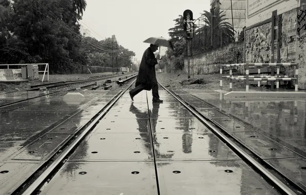 Картинка отражение, зонтик, железная дорога, переход, мужчина, пальто, линии электропередачи, городских