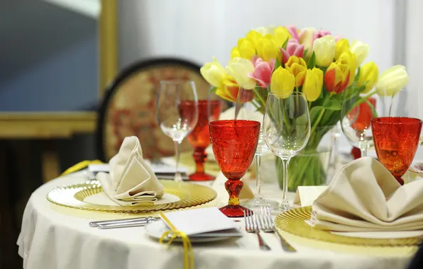 Цветы, бокалы, тюльпаны, тарелки, столик, вилки, сервировка, салфетки