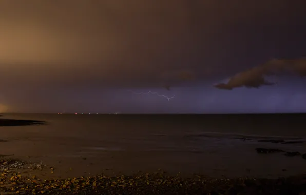 Картинка море, небо, облака, ночь, город, огни, молния