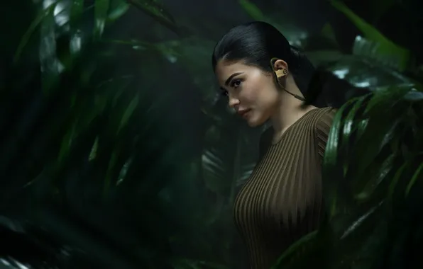 Картинка листва, модель, джунгли, большая грудь, сексуальная, Kylie Jenner, красивая брюнетка, Кайли Дженнер