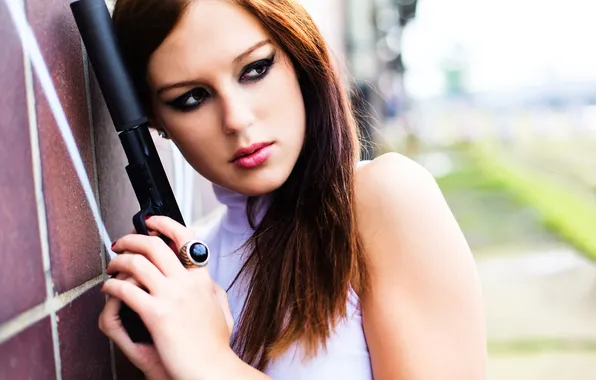 Картинка девушка, пистолет, оружие, стена, глушитель