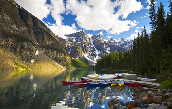 Деревья, горы, озеро, отражение, пристань, лодки, Канада, Альберта