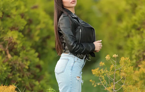 Джинсы, Поза, Брюнетка, Куртка, Сбоку