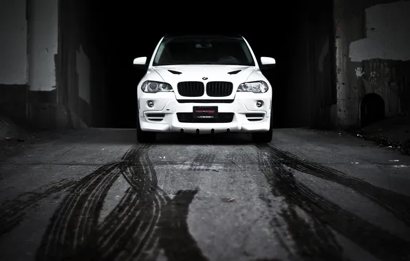 Картинка белый, бмв, BMW, white, передняя часть, кроссовер, следы от шин
