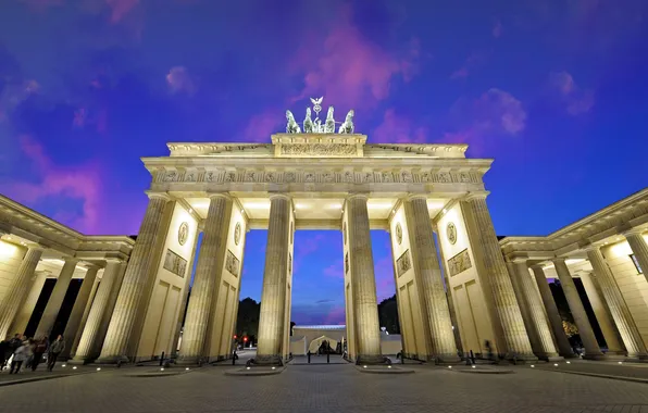 Картинка огни, люди, вечер, арка, колонны, Берлин, бранденбургские ворота, конная группа