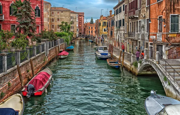 Картинка небо, тучи, мост, люди, дома, лодки, Италия, Венеция
