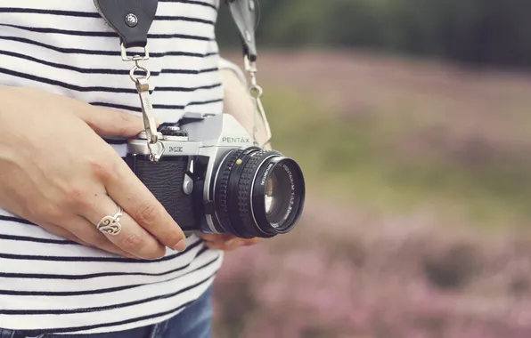 Картинка девушка, кольцо, фотоаппарат