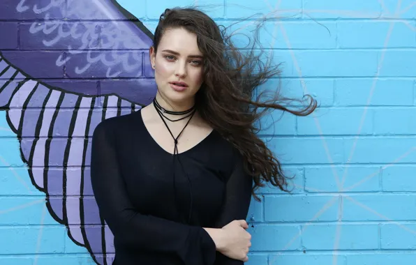 Взгляд, стена, брюнетка, Katherine Langford