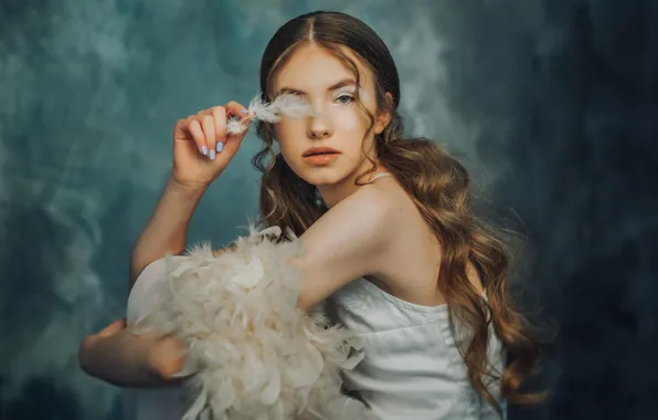 Взгляд, девушка, лицо, поза, фон, перо, портрет, перья