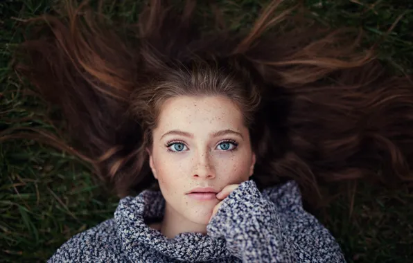 Картинка girl, blue eyes, hair, look, freckles