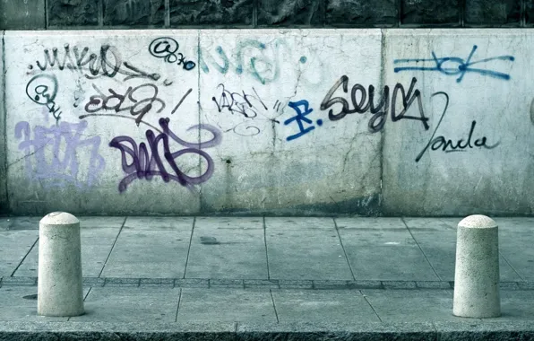 Надписи, стена, тротуар