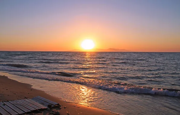 Картинка песок, море, волны, небо, солнце, закат, берег, деревянный